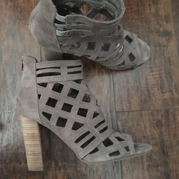 Carlos Santana Laser Cut Heels - Picture 2 of 2